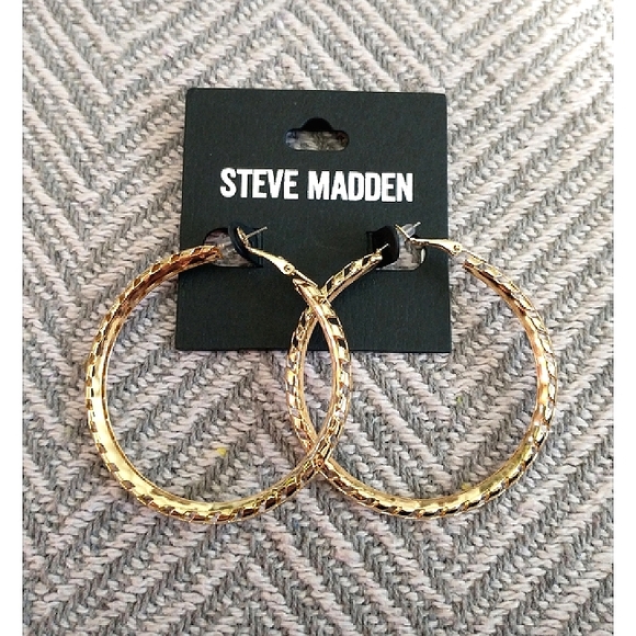 NWT! STEVE MADDEN Gold Textured Hoop Earrings - Picture 5 of 11